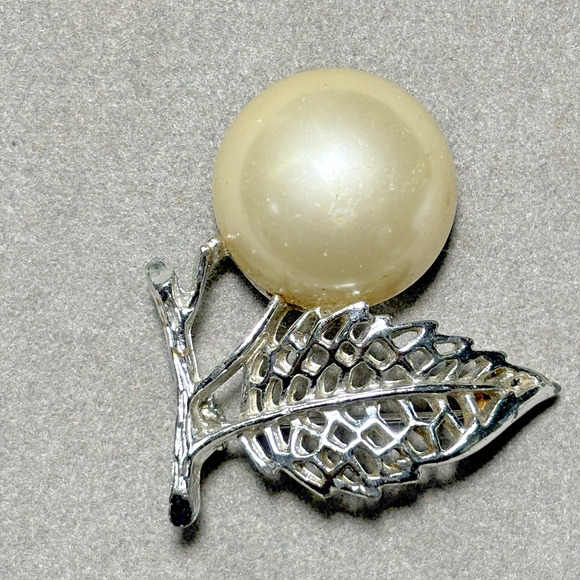 Vintage Sarah Coventry Large Faux Pearl Silver- Tone Domed Pin Brooch - Picture 7 of 12